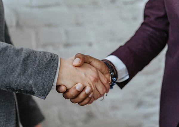 Sunnahnya Mengulangi Salam kepada Orang yang Bertemu dalam Waktu Dekat