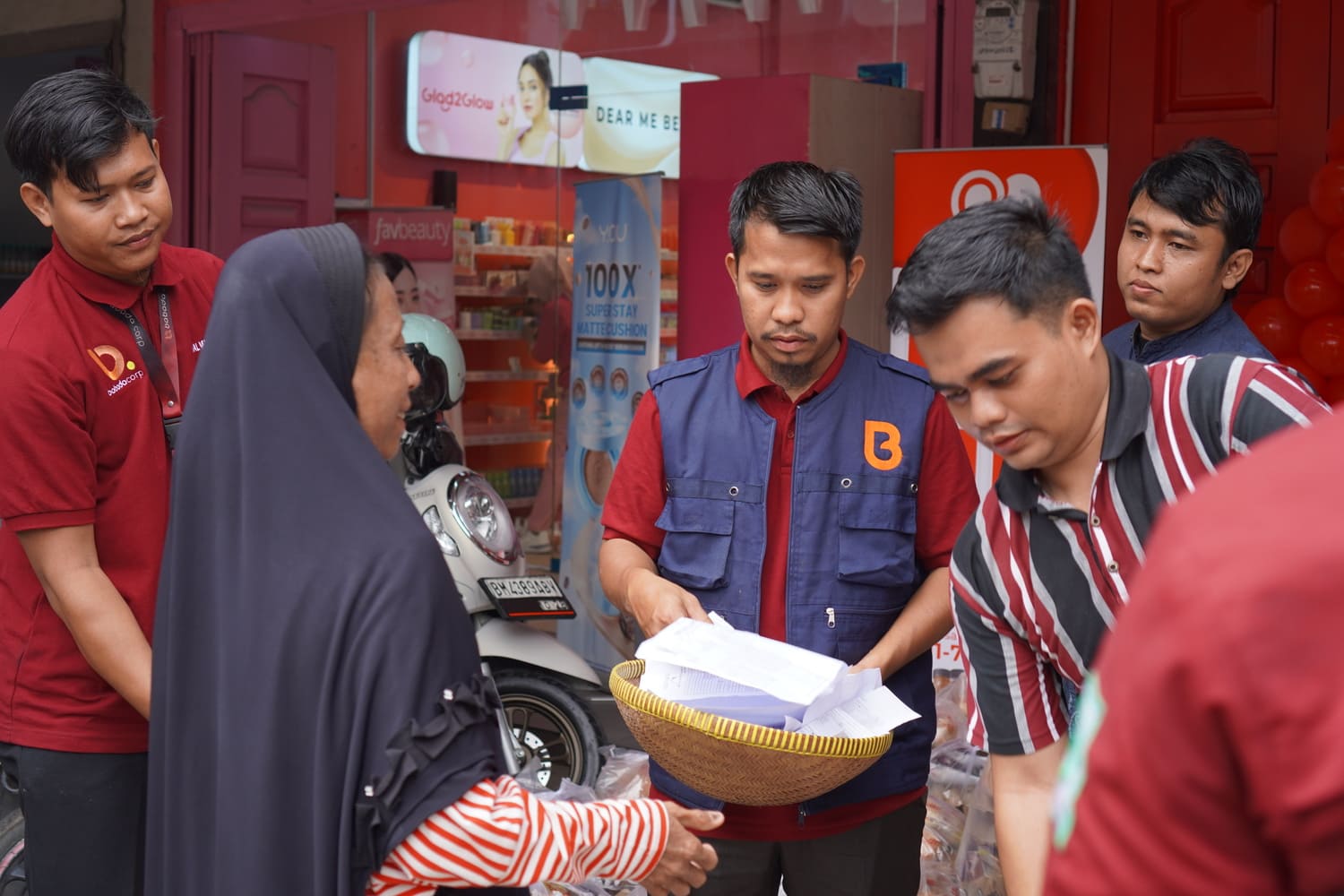 Babada Foundation melalui Yayasan Tahfidz Entrepreneur Babada bagikan 50 paket sembako gratis dan layanan cek kesehatan gratis di Outlet Rotte Umban Sari, Pekanbaru. Acara berlangsung sukses pada 12 Februari 2026 untuk warga dhuafa.